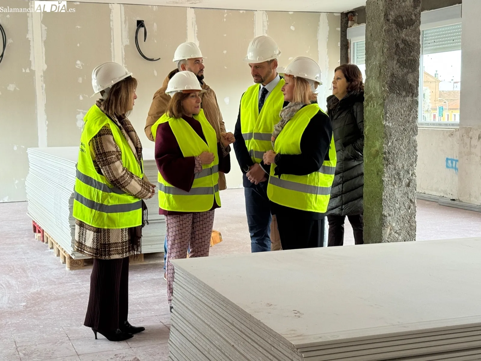 La consejera de Empleo, Leticia García, visitaba el programa mixto en Peñaranda
