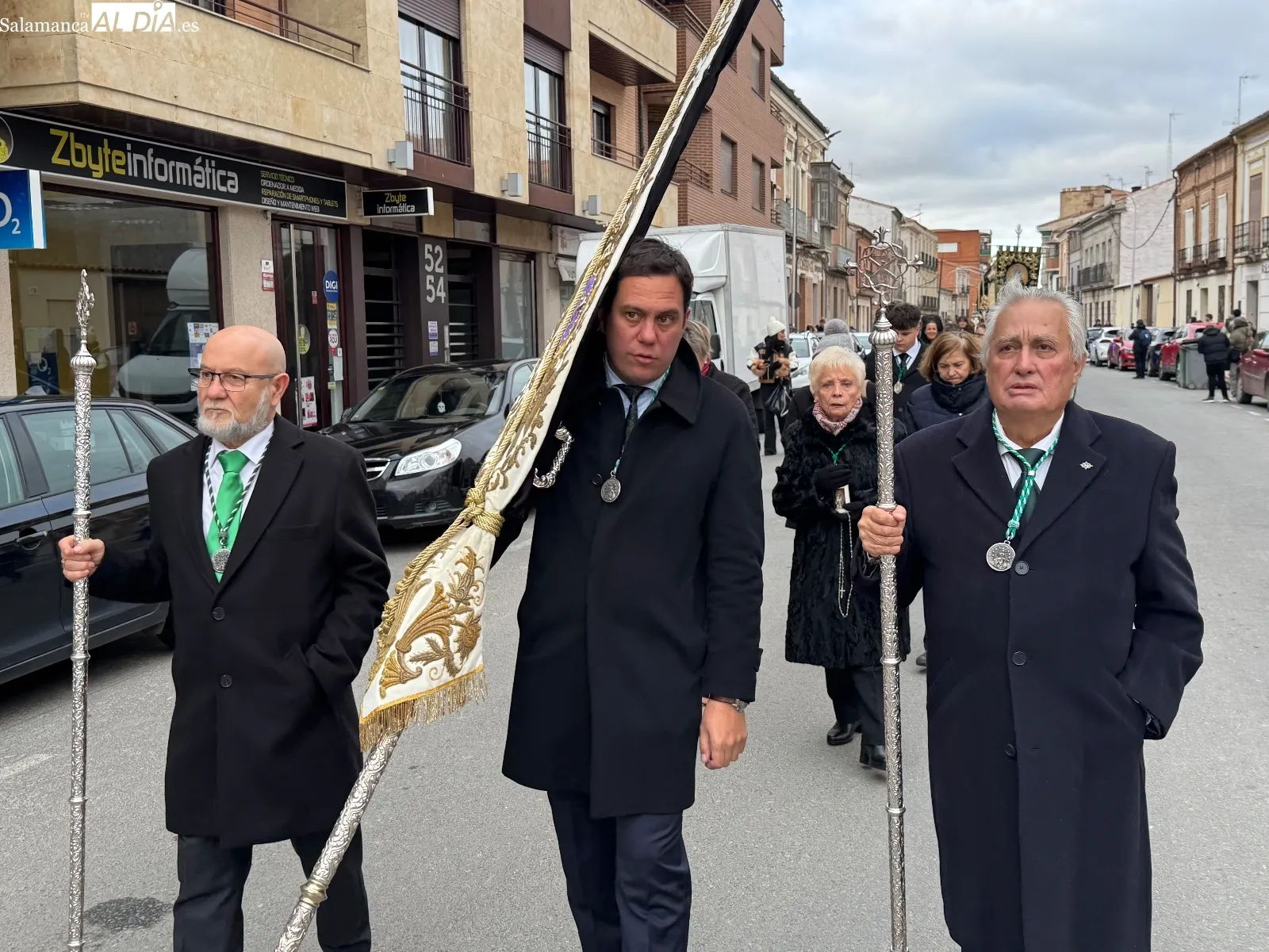 Foto 5 - Emoci&oacute;n y recogimiento protagonizan el Rosario Vespertino de la Virgen de la Esperanza 