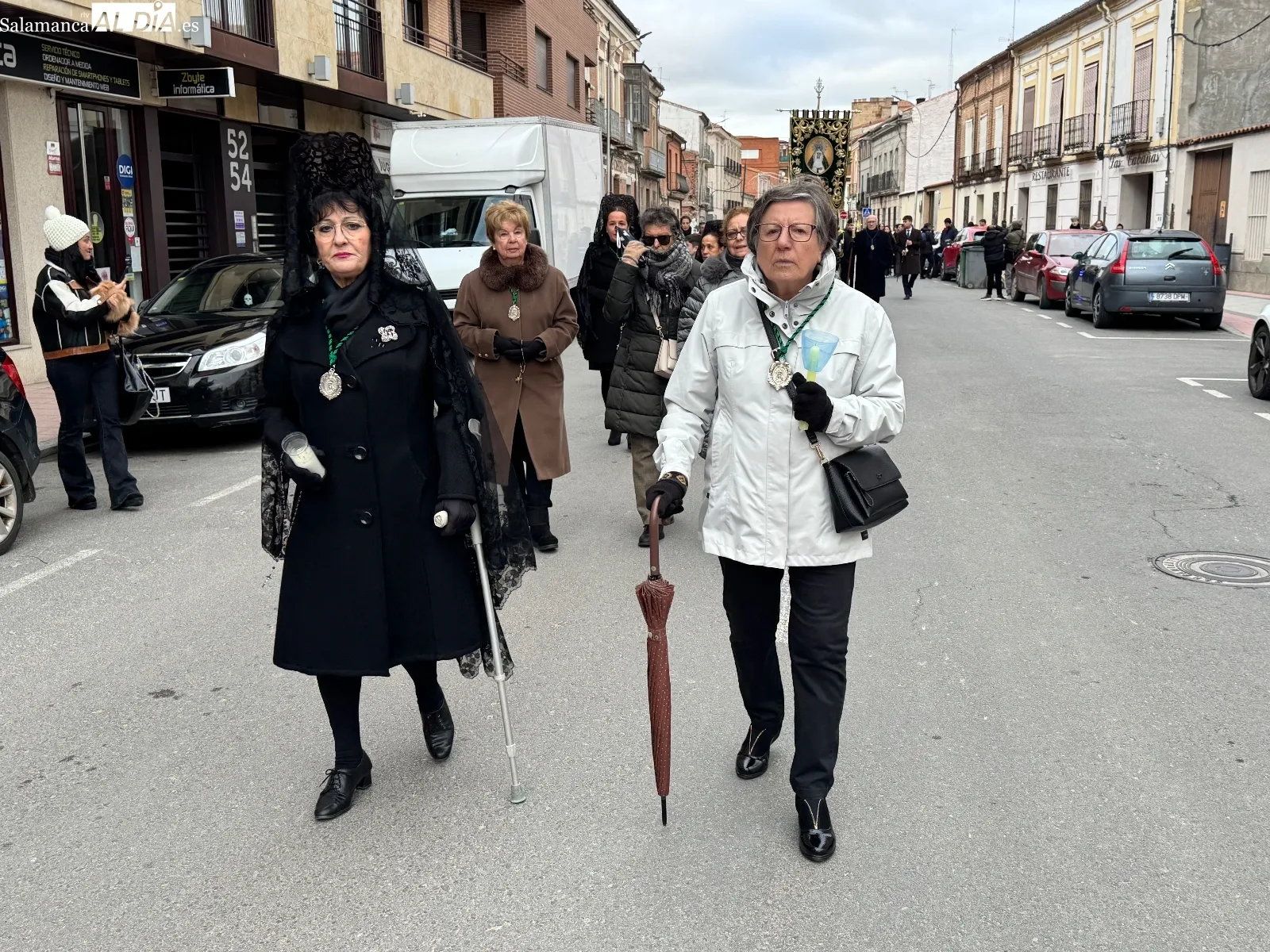 Foto 8 - Emoci&oacute;n y recogimiento protagonizan el Rosario Vespertino de la Virgen de la Esperanza 