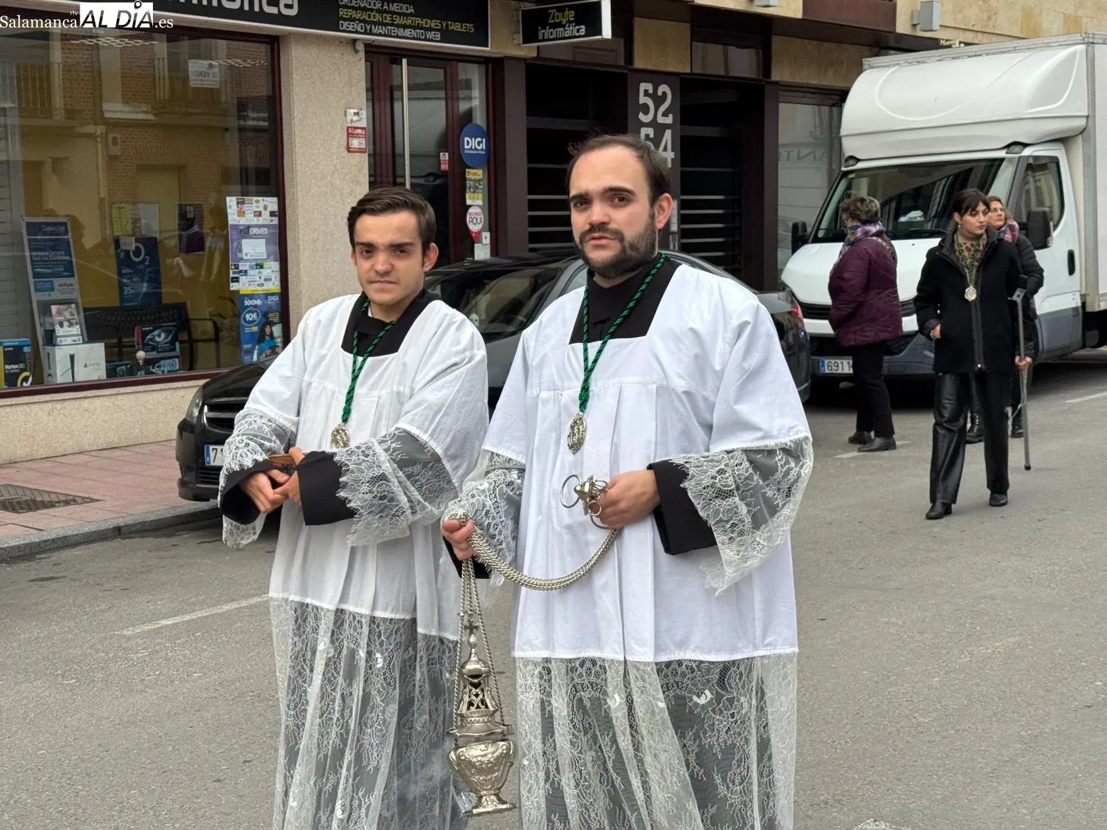 Foto 11 - Emoci&oacute;n y recogimiento protagonizan el Rosario Vespertino de la Virgen de la Esperanza 