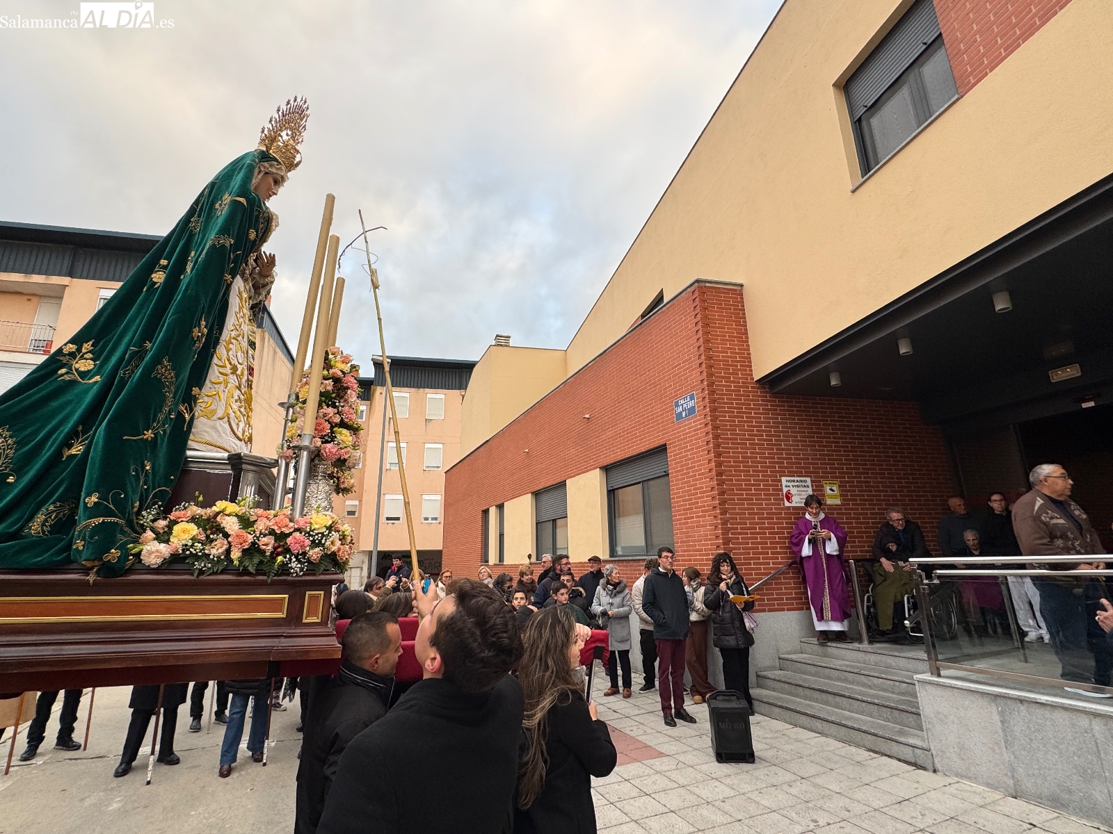 Emoción y recogimiento protagonizan el Rosario Vespertino de la Virgen de la Esperanza 