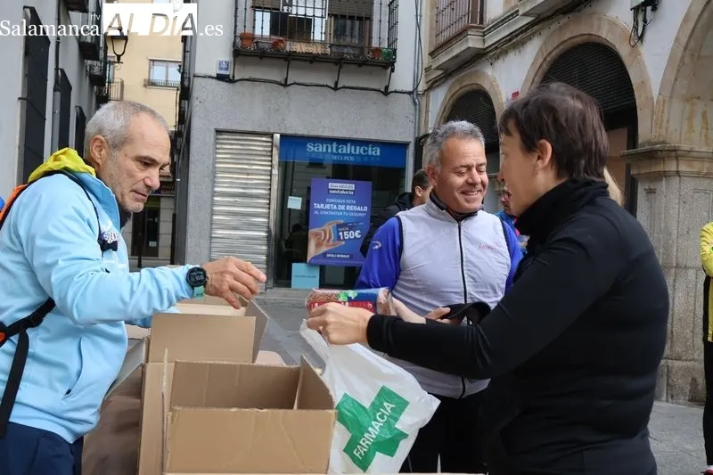 Foto 11 - La fiesta del running solidario vuelve a llenar Alba de Tormes: m&aacute;s de 130 kilos de alimentos recogidos