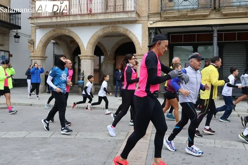Foto 4 - La fiesta del running solidario vuelve a llenar Alba de Tormes: m&aacute;s de 130 kilos de alimentos recogidos