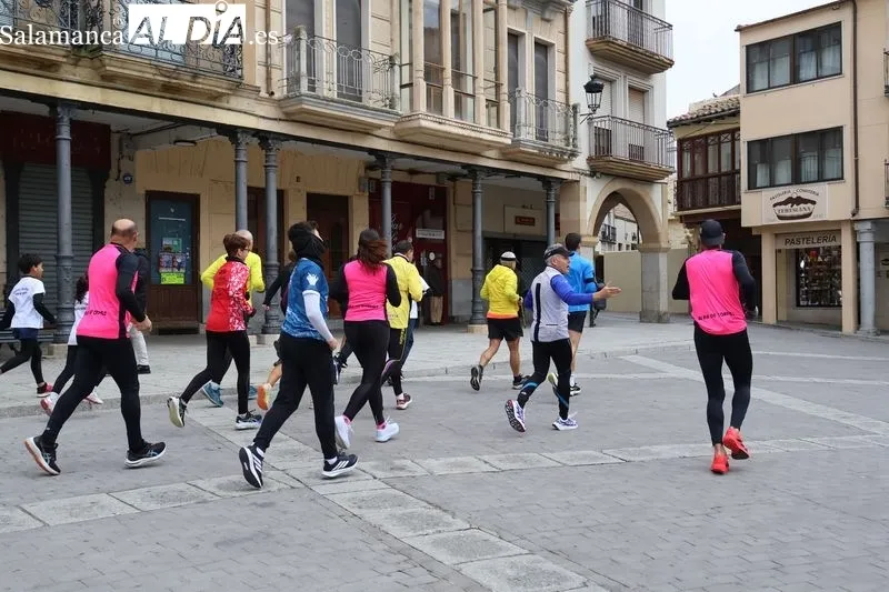 Foto 3 - La fiesta del running solidario vuelve a llenar Alba de Tormes: m&aacute;s de 130 kilos de alimentos recogidos