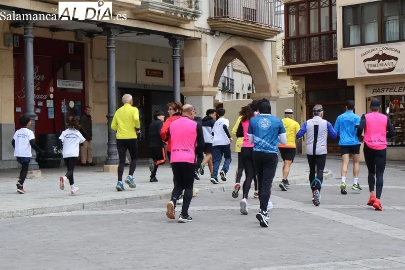 Foto 2 - La fiesta del running solidario vuelve a llenar Alba de Tormes: m&aacute;s de 130 kilos de alimentos recogidos