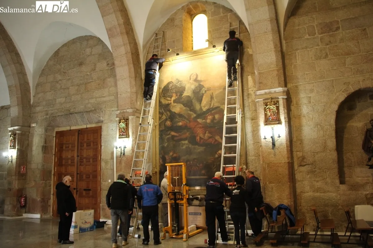 Los trabajos de descolgado y embalaje del cuadro se han llevado a cabo con un cuidado extremo para no dañar la obra / CORRAL