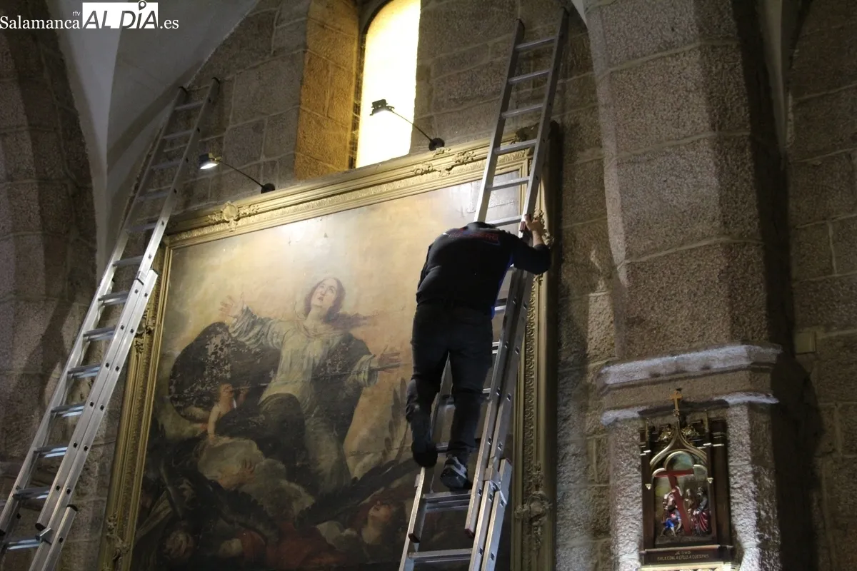Los trabajos de descolgado y embalaje del cuadro se han llevado a cabo con un cuidado extremo para no dañar la obra / CORRAL