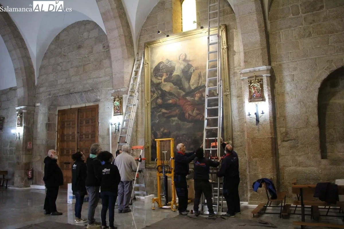 Los trabajos de descolgado y embalaje del cuadro se han llevado a cabo con un cuidado extremo para no dañar la obra / CORRAL