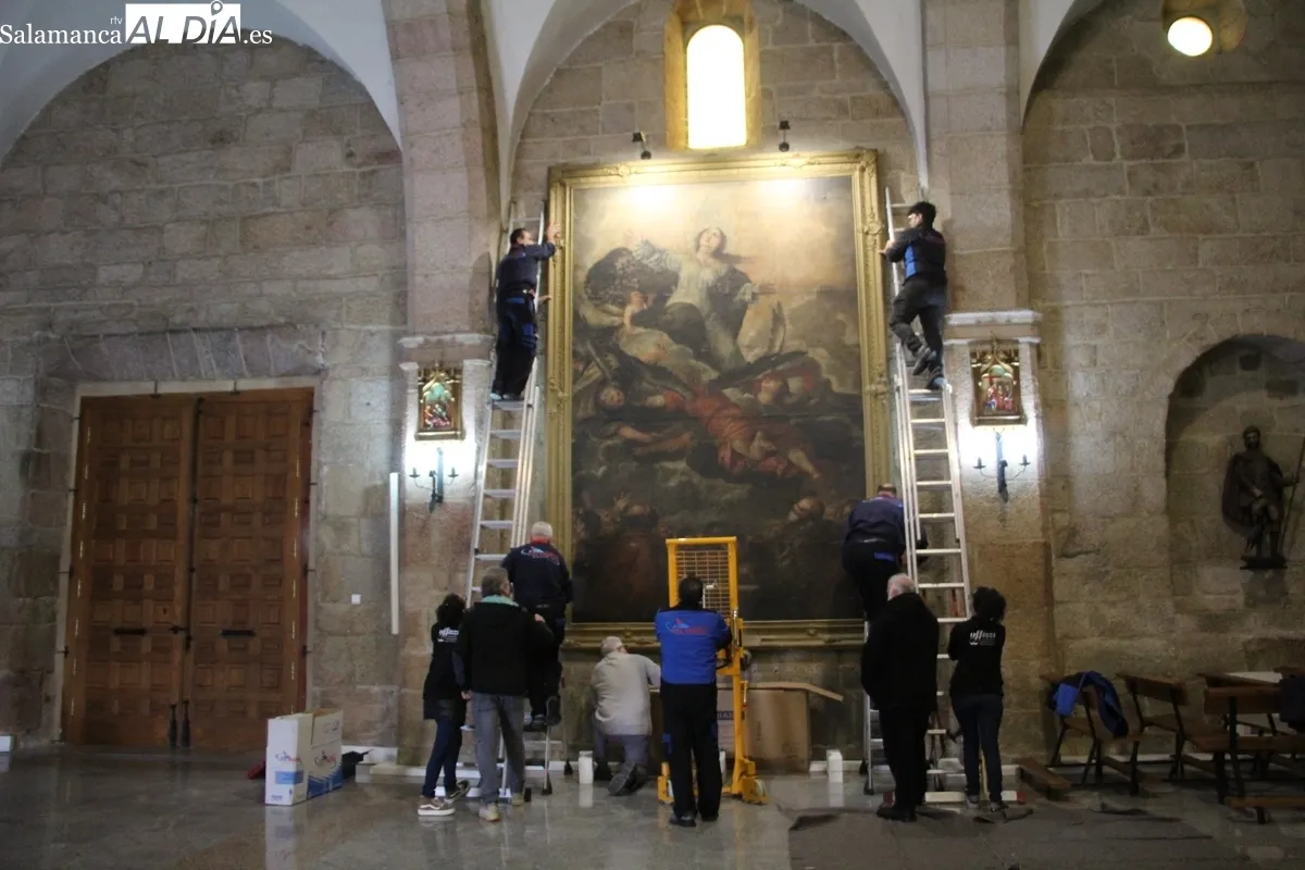 Los trabajos de descolgado y embalaje del cuadro se han llevado a cabo con un cuidado extremo para no dañar la obra / CORRAL