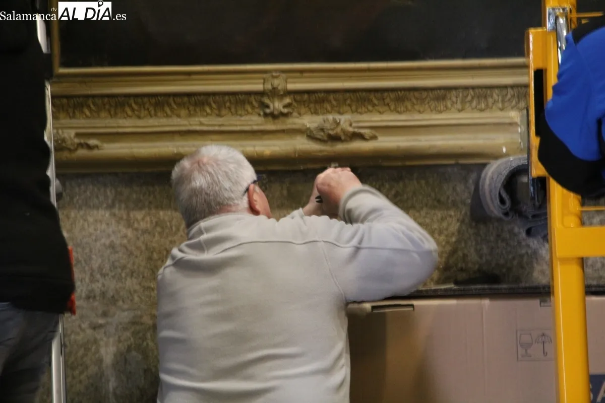 Los trabajos de descolgado y embalaje del cuadro se han llevado a cabo con un cuidado extremo para no dañar la obra / CORRAL