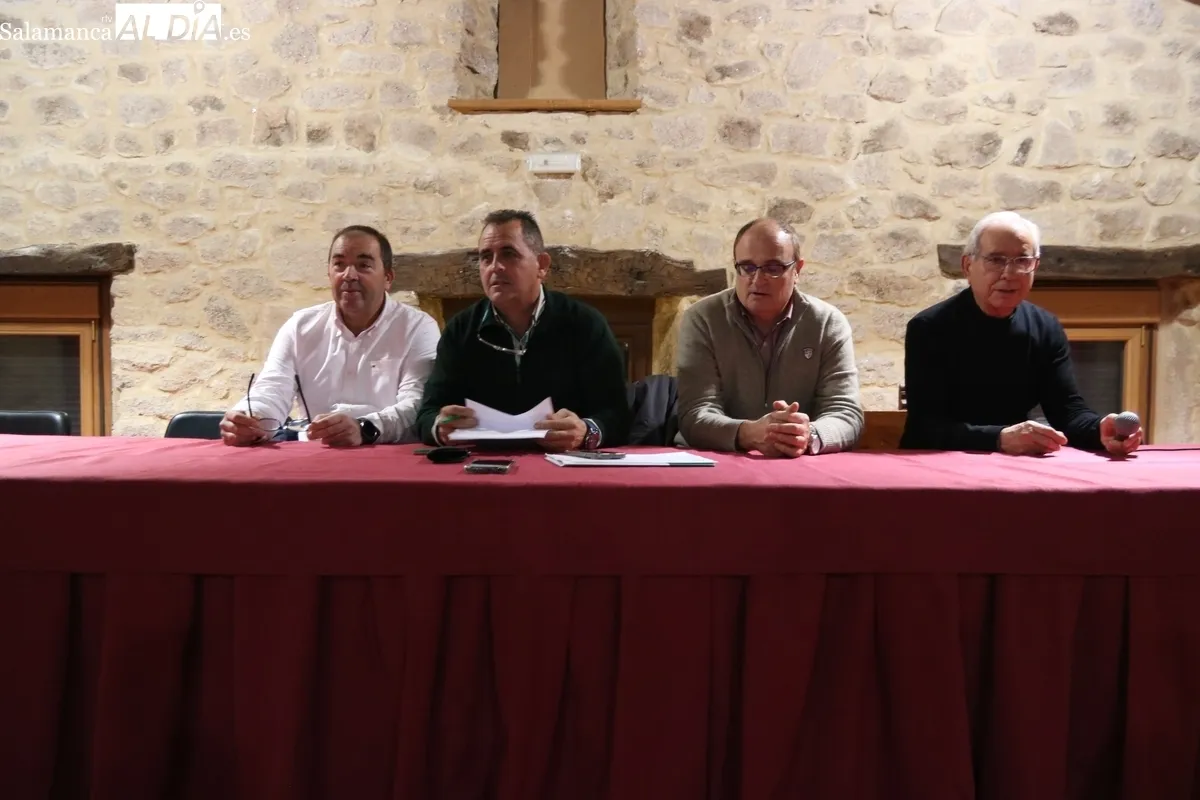 Reunión de las OPAs en Cipérez para explicar las ayudas a los ganaderos afectados por el incendio del 15 de agosto pasado / CORRAL  