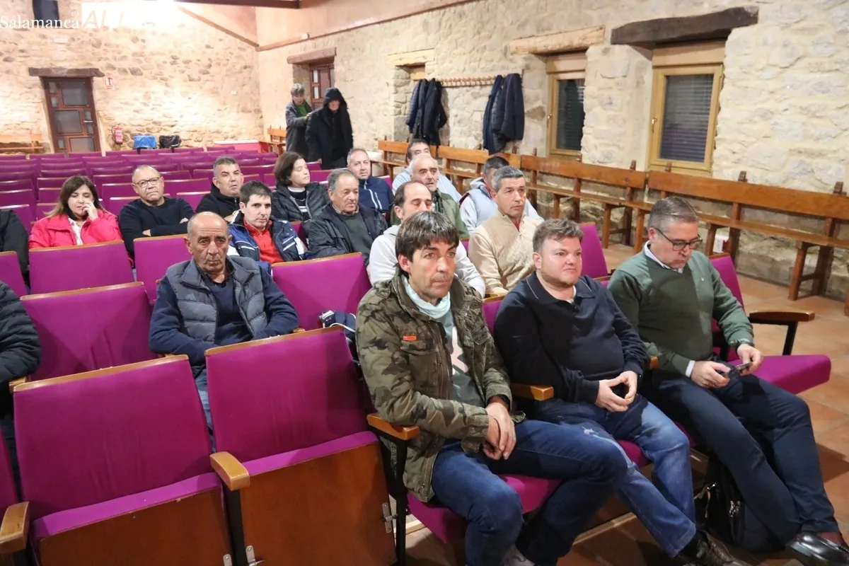 Reunión de las OPAs en Cipérez para explicar las ayudas a los ganaderos afectados por el incendio del 15 de agosto pasado / CORRAL  