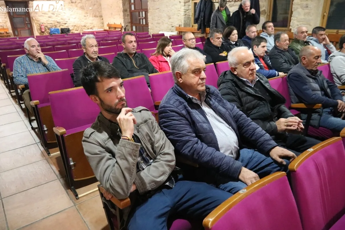 Reunión de las OPAs en Cipérez para explicar las ayudas a los ganaderos afectados por el incendio del 15 de agosto pasado / CORRAL  
