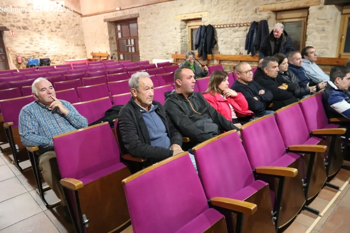Reunión de las OPAs en Cipérez para explicar las ayudas a los ganaderos afectados por el incendio del 15 de agosto pasado / CORRAL  