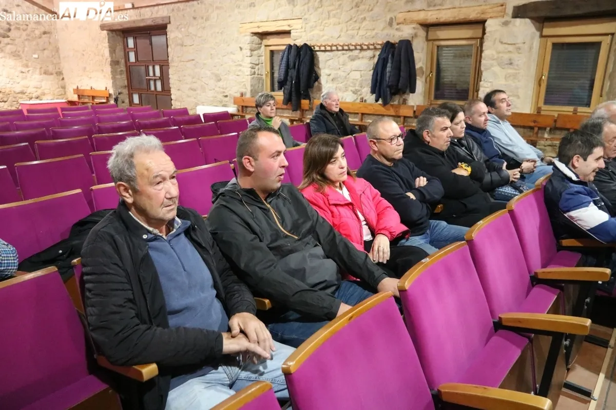 Reunión de las OPAs en Cipérez para explicar las ayudas a los ganaderos afectados por el incendio del 15 de agosto pasado / CORRAL  