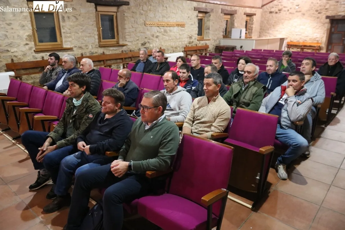 Reunión de las OPAs en Cipérez para explicar las ayudas a los ganaderos afectados por el incendio del 15 de agosto pasado / CORRAL  