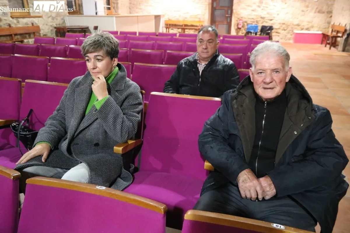 Reunión de las OPAs en Cipérez para explicar las ayudas a los ganaderos afectados por el incendio del 15 de agosto pasado / CORRAL  