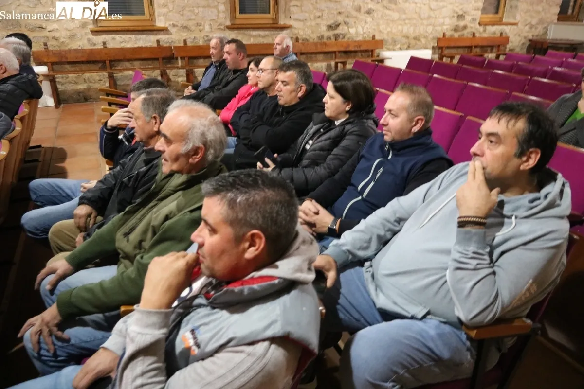 Reunión de las OPAs en Cipérez para explicar las ayudas a los ganaderos afectados por el incendio del 15 de agosto pasado / CORRAL  