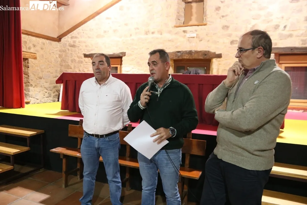 Reunión de las OPAs en Cipérez para explicar las ayudas a los ganaderos afectados por el incendio del 15 de agosto pasado / CORRAL  