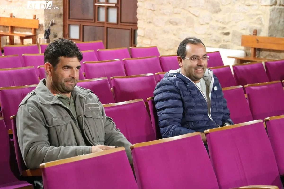 Reunión de las OPAs en Cipérez para explicar las ayudas a los ganaderos afectados por el incendio del 15 de agosto pasado / CORRAL  