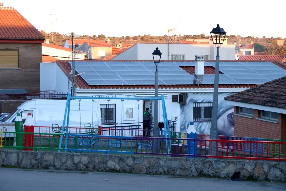 Instalación de placas solares en la cubierta de la farmacia  / CORRAL