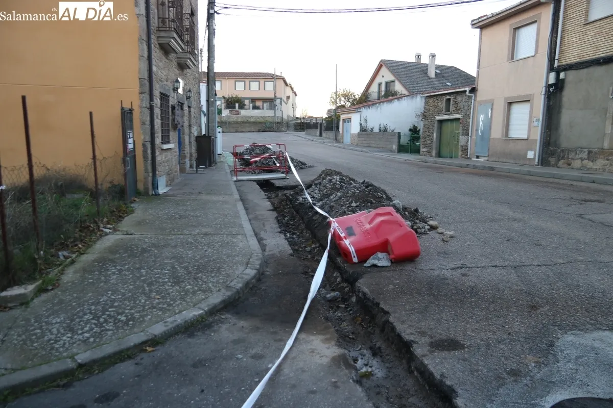 Obras de abastecimiento y saneamiento de la red / CORRAL