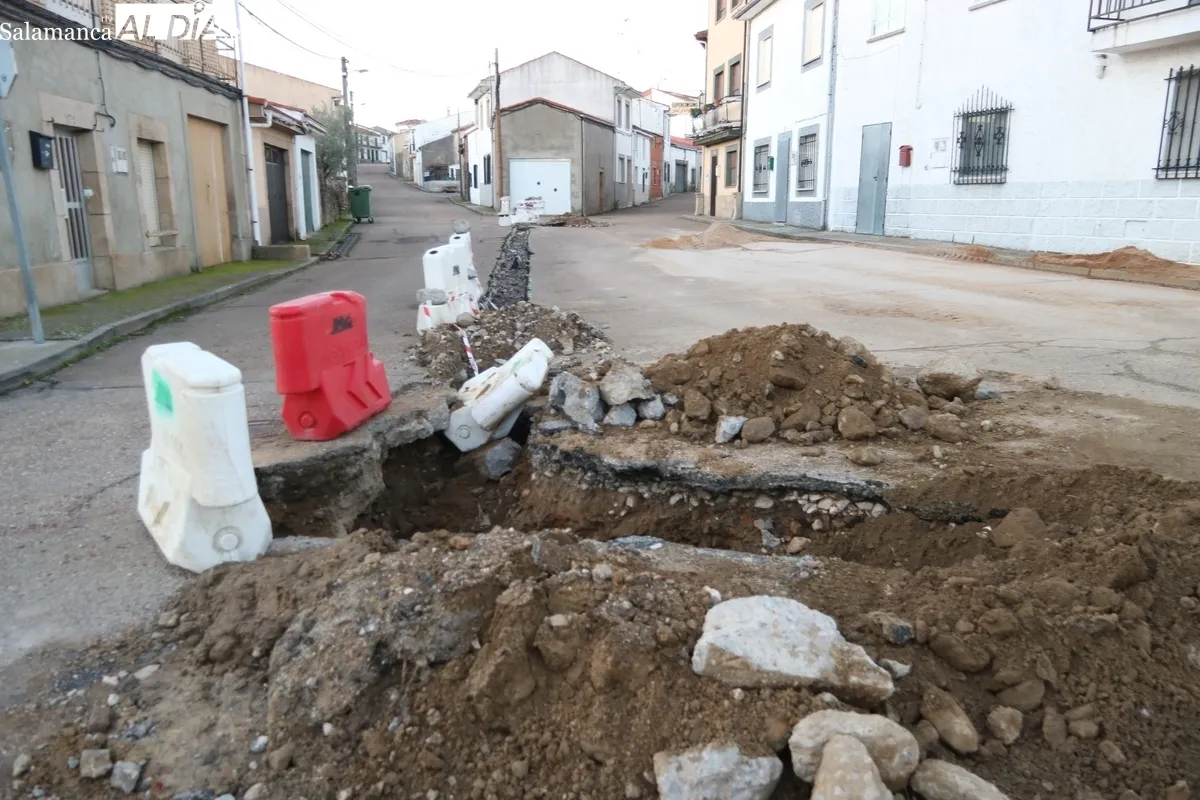 Obras de abastecimiento y saneamiento de la red / CORRAL
