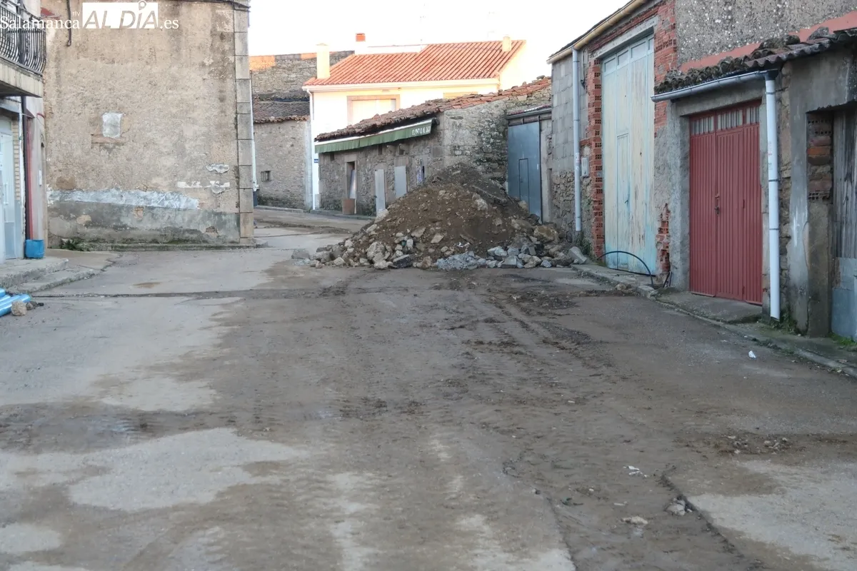 Obras de abastecimiento y saneamiento de la red / CORRAL