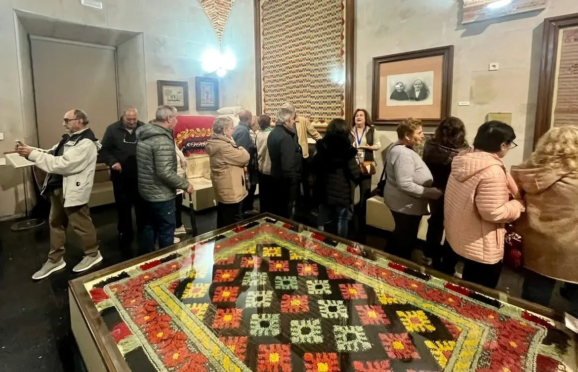 Foto 2 - Un amplio grupo de jubilados de Navasfr&iacute;as disfruta de un d&iacute;a de convivencia en Plasencia