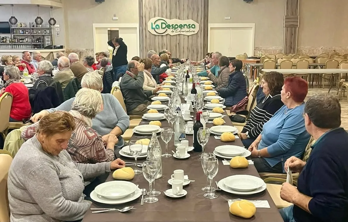 Foto 3 - Un amplio grupo de jubilados de Navasfr&iacute;as disfruta de un d&iacute;a de convivencia en Plasencia