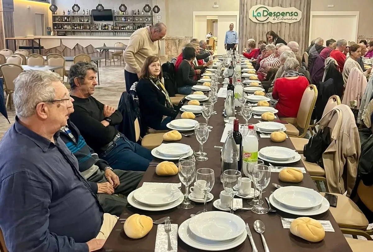 Foto 4 - Un amplio grupo de jubilados de Navasfr&iacute;as disfruta de un d&iacute;a de convivencia en Plasencia