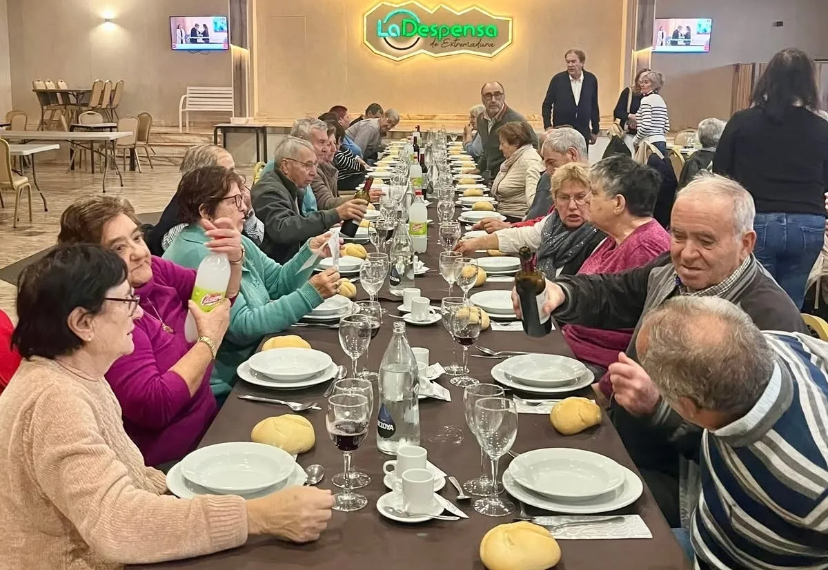 Foto 5 - Un amplio grupo de jubilados de Navasfr&iacute;as disfruta de un d&iacute;a de convivencia en Plasencia