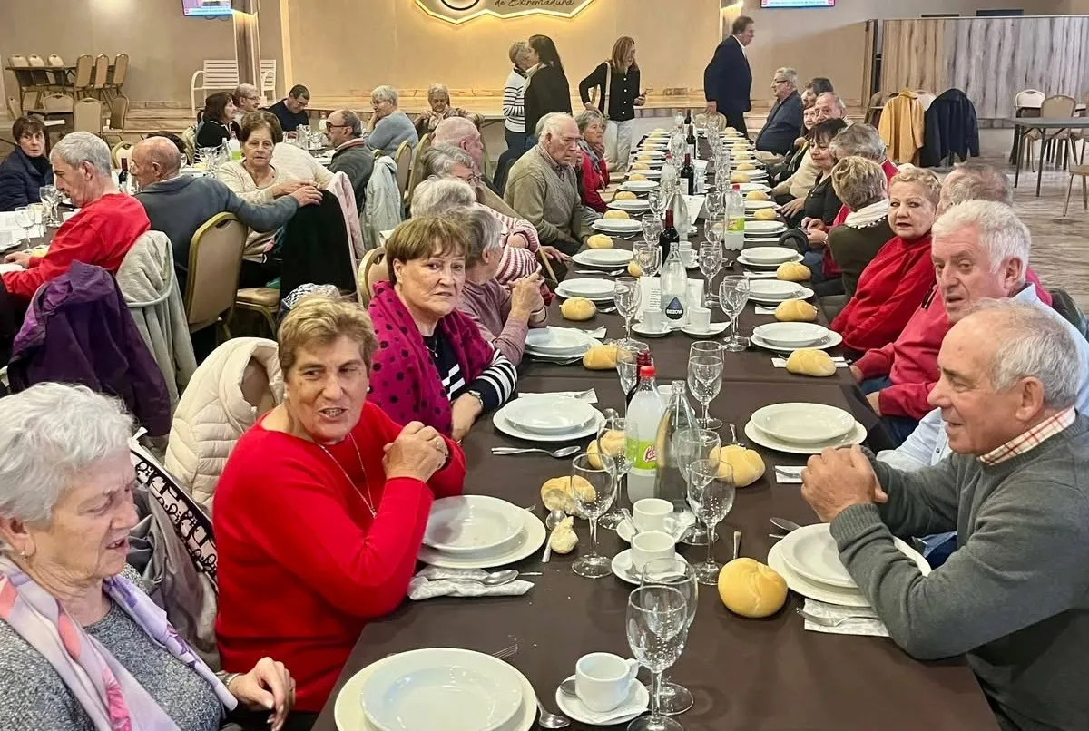 Foto 6 - Un amplio grupo de jubilados de Navasfr&iacute;as disfruta de un d&iacute;a de convivencia en Plasencia