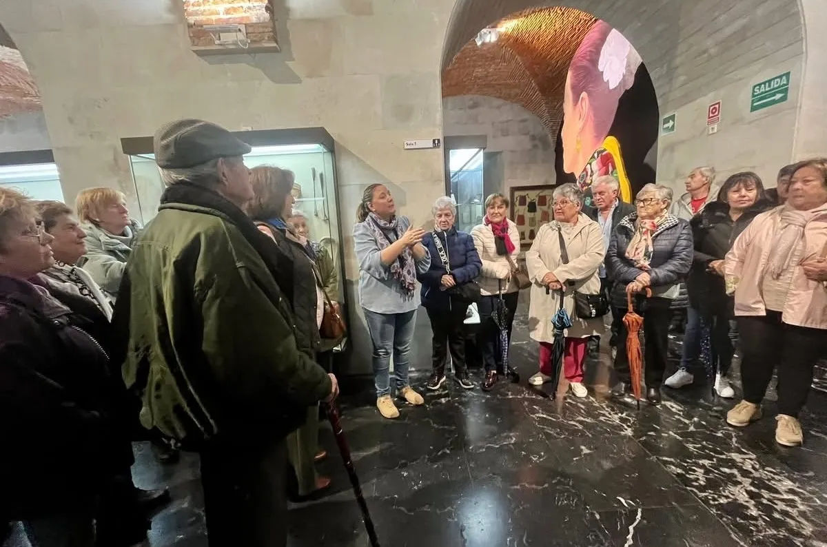 Foto 9 - Un amplio grupo de jubilados de Navasfr&iacute;as disfruta de un d&iacute;a de convivencia en Plasencia