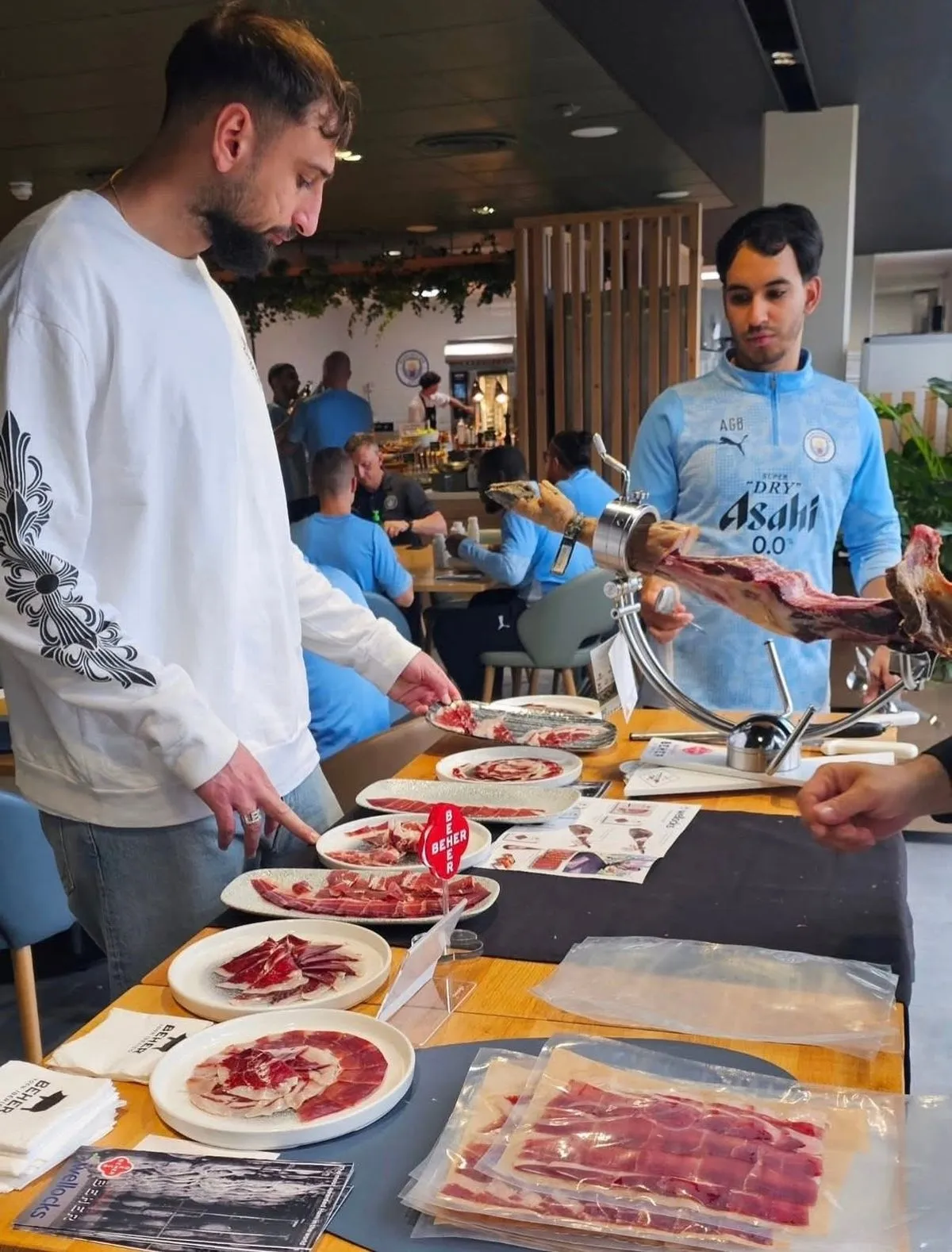 El jamón ibérico de Salamanca conquista a Haaland y al resto de estrellas del Manchester City. Fotos Beher