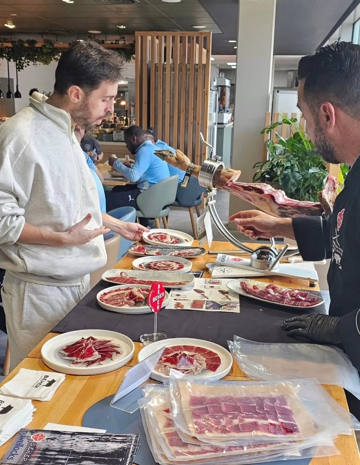 El jamón ibérico de Salamanca conquista a Haaland y al resto de estrellas del Manchester City. Fotos Beher