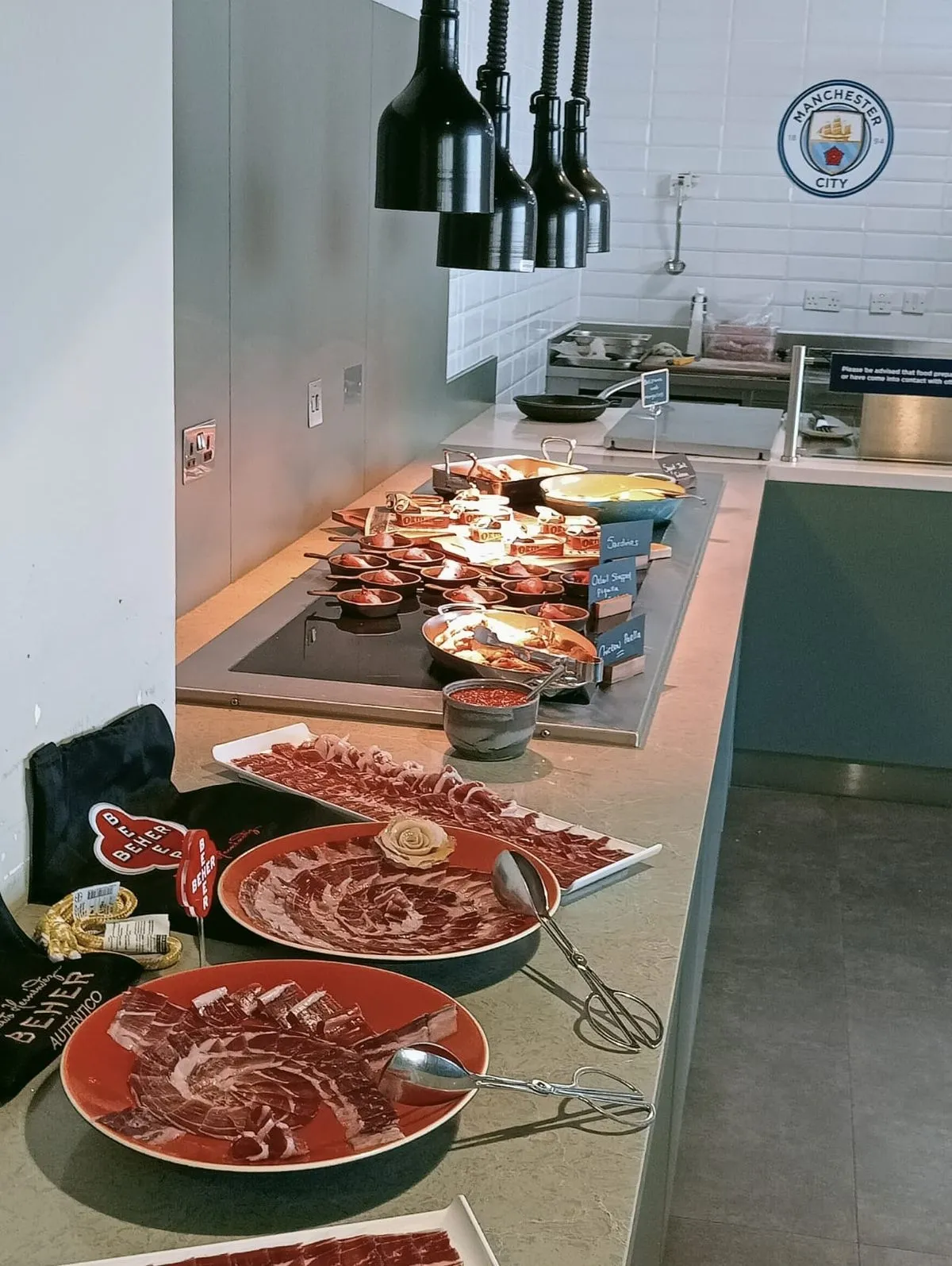 El jamón ibérico de Salamanca conquista a Haaland y al resto de estrellas del Manchester City. Fotos Beher