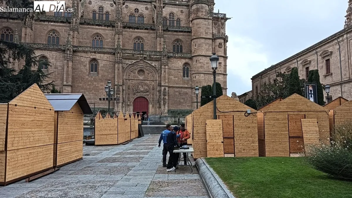 Comienza la instalación de las casetas del Mercado de Navidad en la Plaza de Anaya | Fotos: T.S