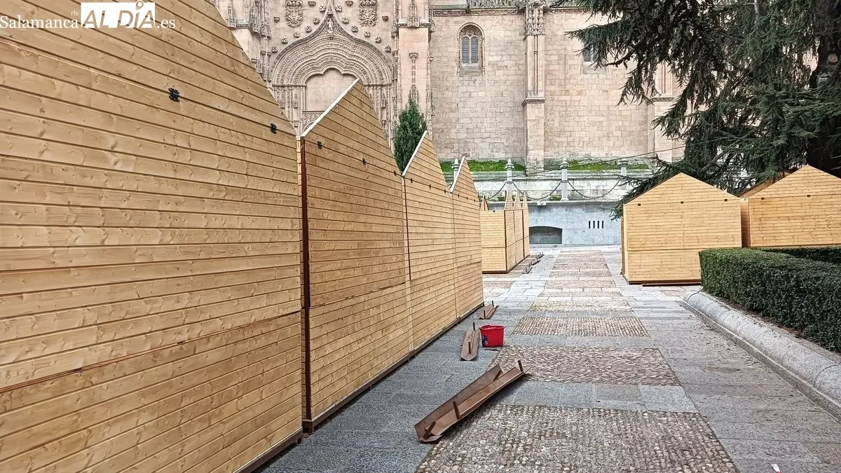 Comienza la instalación de las casetas del Mercado de Navidad en la Plaza de Anaya | Fotos: T.S