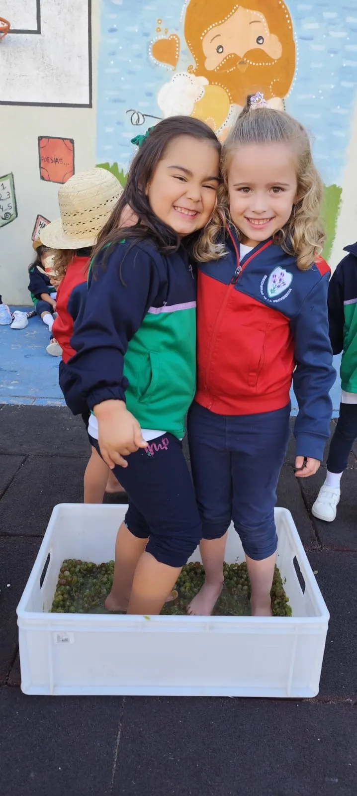 Foto 4 - Los alumnos de Infantil del Colegio Misioneras de la Providencia celebran la Fiesta de la Vendimia