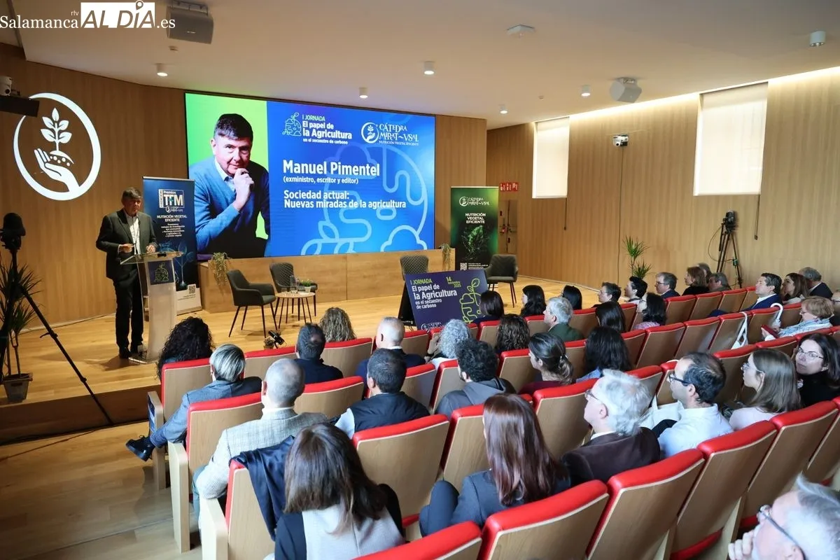 Manuel Pimentel durante su intervención en la primera jornada profesional de la Cátedra MIRAT-USAL de Nutrición Vegetal. Foto de David Sañudo