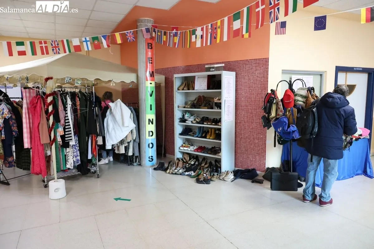 Mercadillo Solidario Europeo a favor de Cáritas y Pyfano en la Escuela Oficial de Idiomas de Salamanca.Foto de David Sañudo