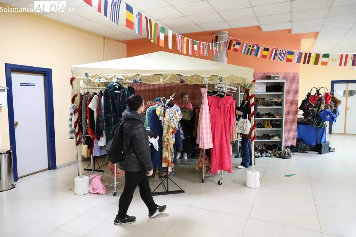 Mercadillo Solidario Europeo a favor de Cáritas y Pyfano en la Escuela Oficial de Idiomas de Salamanca.Foto de David Sañudo