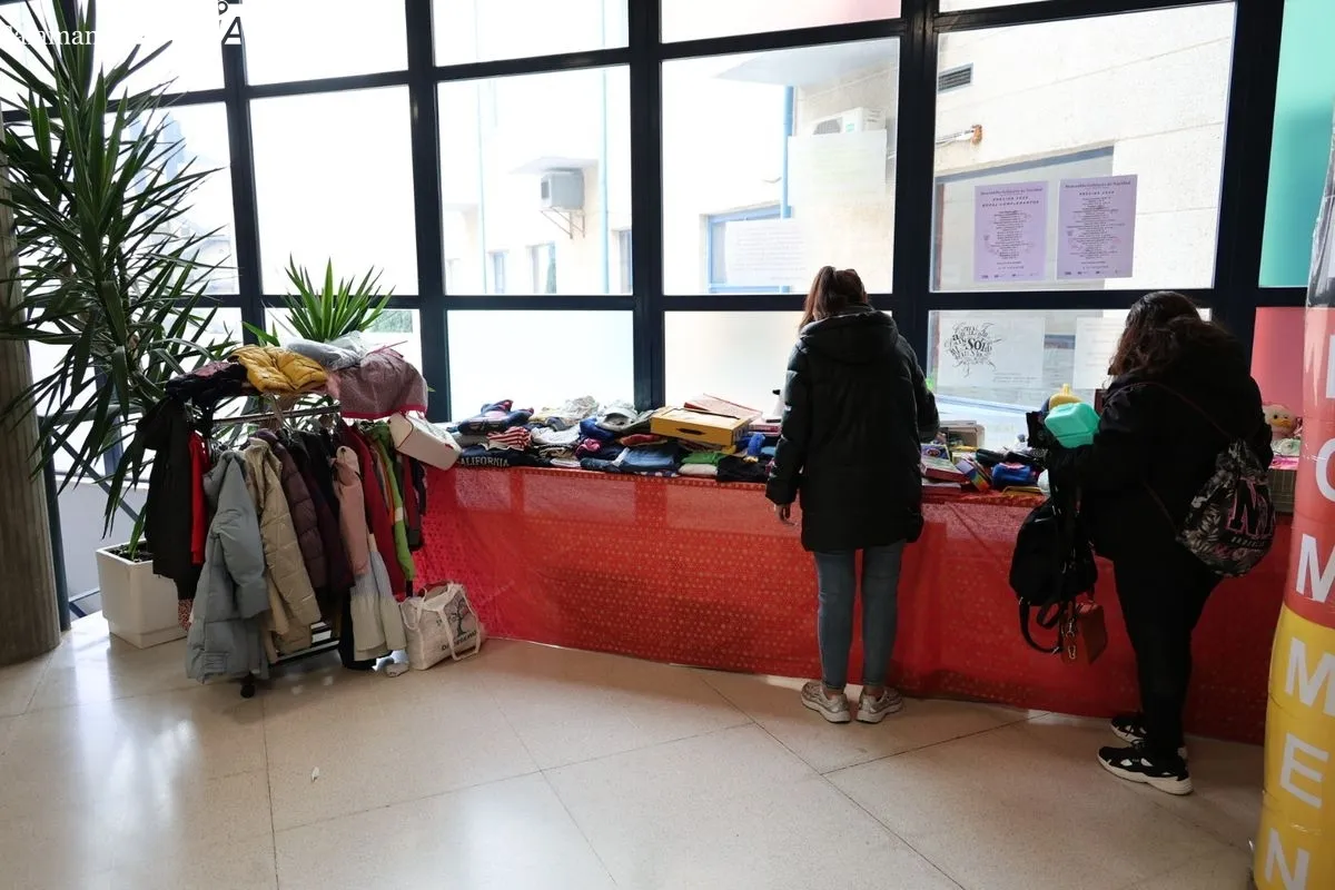 Mercadillo Solidario Europeo a favor de Cáritas y Pyfano en la Escuela Oficial de Idiomas de Salamanca.Foto de David Sañudo