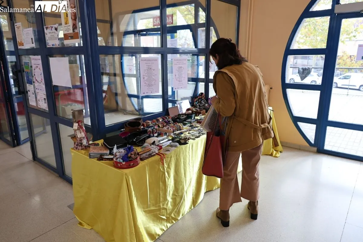 Mercadillo Solidario Europeo a favor de Cáritas y Pyfano en la Escuela Oficial de Idiomas de Salamanca.Foto de David Sañudo