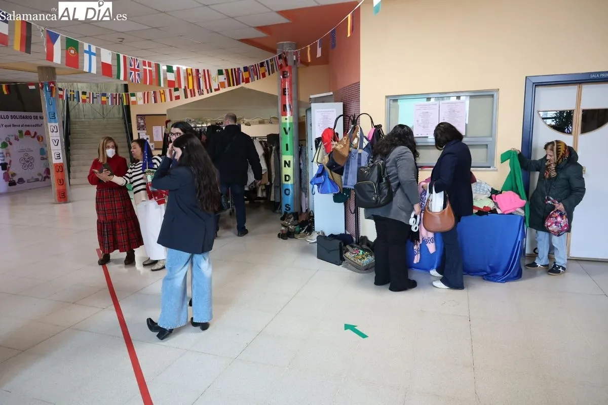 Mercadillo Solidario Europeo a favor de Cáritas y Pyfano en la Escuela Oficial de Idiomas de Salamanca.Foto de David Sañudo