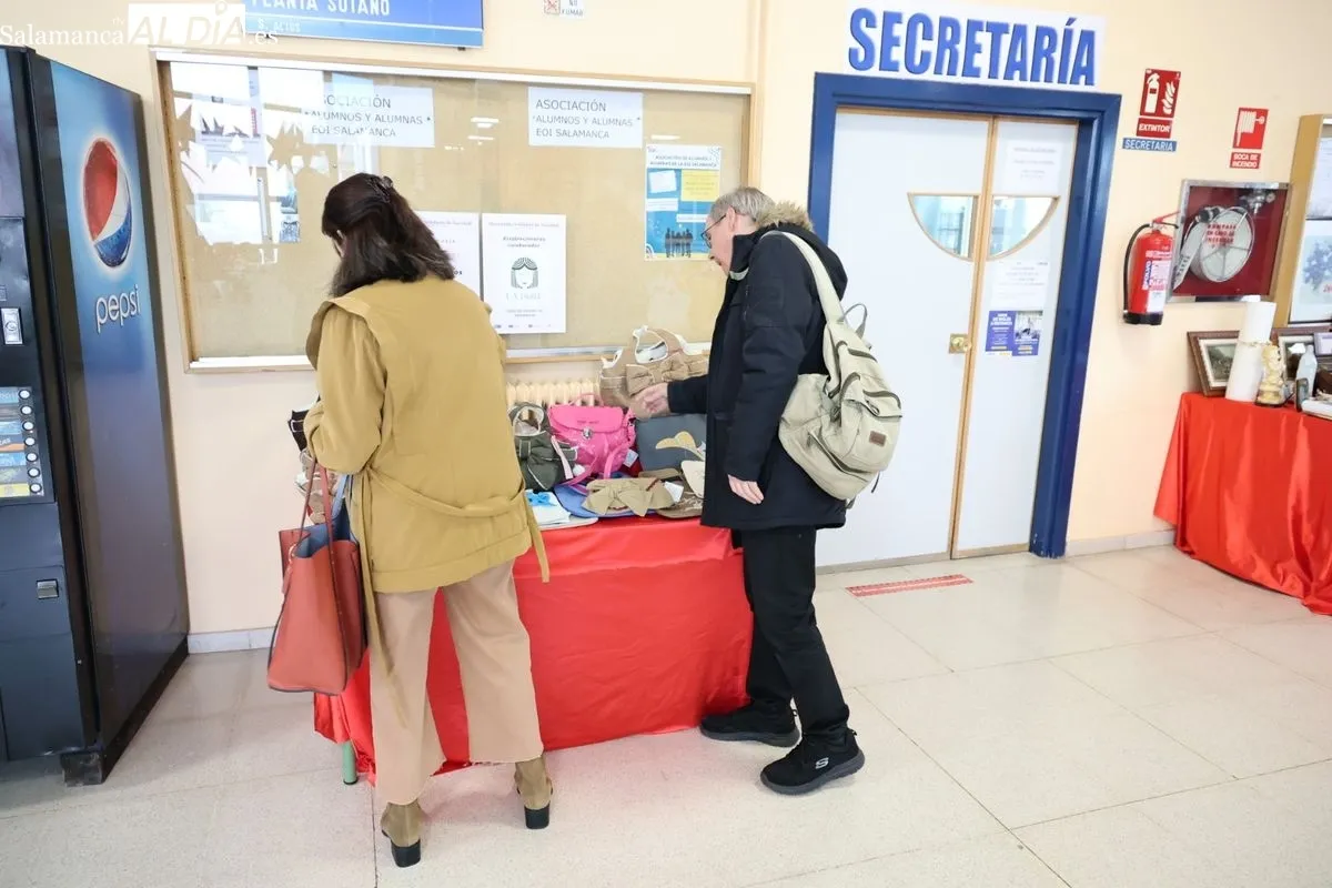 Mercadillo Solidario Europeo a favor de Cáritas y Pyfano en la Escuela Oficial de Idiomas de Salamanca.Foto de David Sañudo