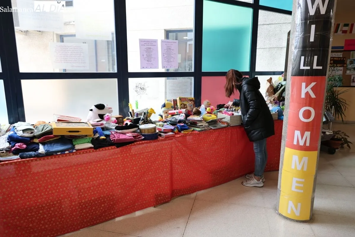 Mercadillo Solidario Europeo a favor de Cáritas y Pyfano en la Escuela Oficial de Idiomas de Salamanca.Foto de David Sañudo