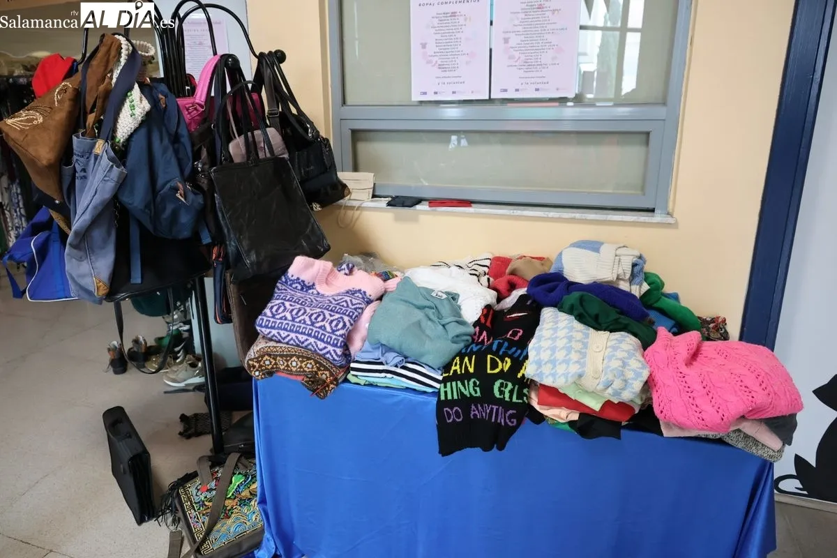 Mercadillo Solidario Europeo a favor de Cáritas y Pyfano en la Escuela Oficial de Idiomas de Salamanca.Foto de David Sañudo