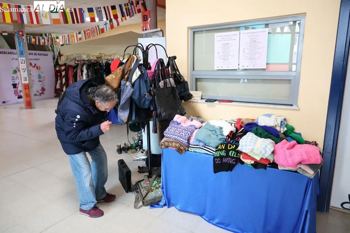Mercadillo Solidario Europeo a favor de Cáritas y Pyfano en la Escuela Oficial de Idiomas de Salamanca.Foto de David Sañudo